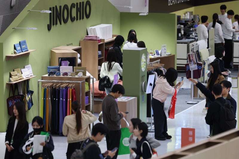 버섯균 의자, 바나나 줄기 기저귀… 폐기물의 대변신
