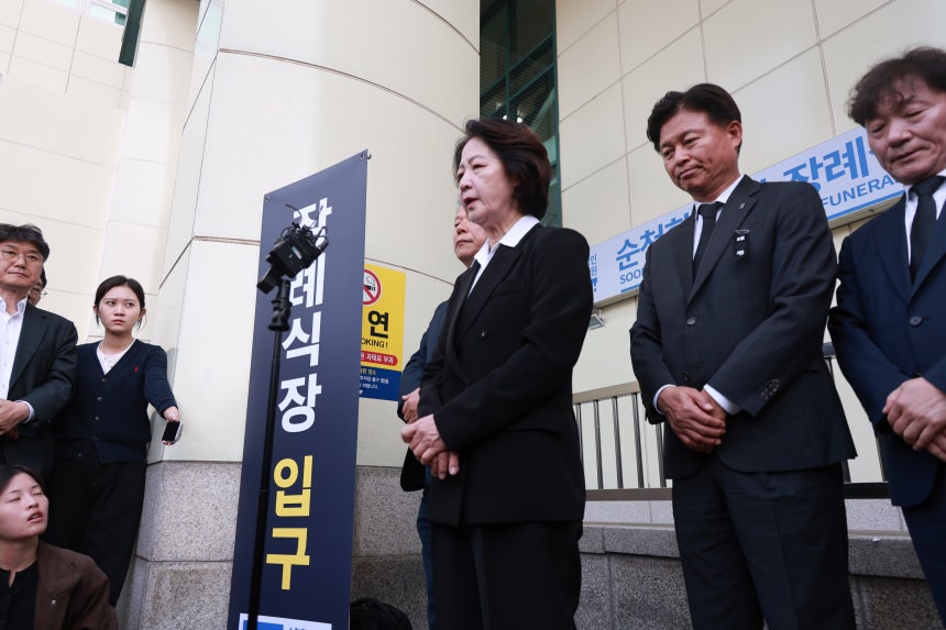 추미애 경기도지사가 17일 경기도 부천 공장 화재로 순직한 고(故) 김진석 소방위의 순천향대 부천병원 빈소 앞에서 발언하고 있다./연합뉴스