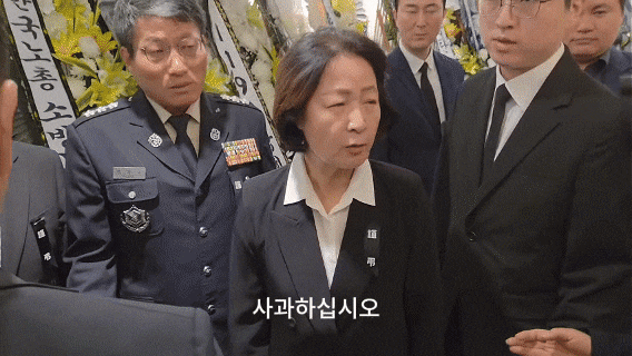 추미애 경기도지사가 17일 경기 부천시 순천향대학교 병원 장례식장에 마련된 부천 도장공장 화재 사망 소방관의 빈소 조문을 왔다가 다른 조문객들에게 진심을 담아 사과하라는 항의를 받고 있다./김명진 기자