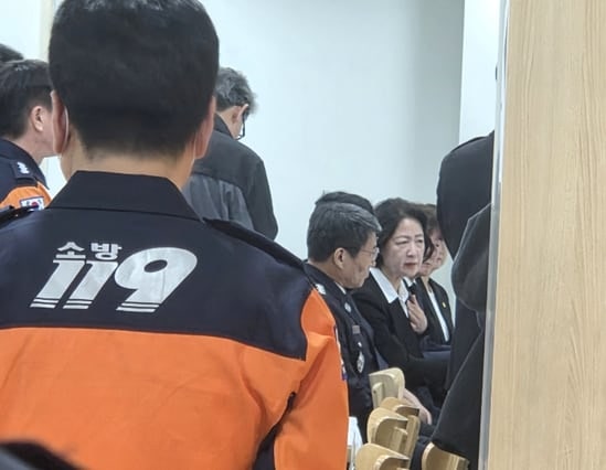 추미애 경기지사가 17일 경기 부천시 순천향대 부천병원 장례식장에 마련된 고 김진석 소방위 빈소를 찾아 유가족과 면담하고 있다. /김명진 기자