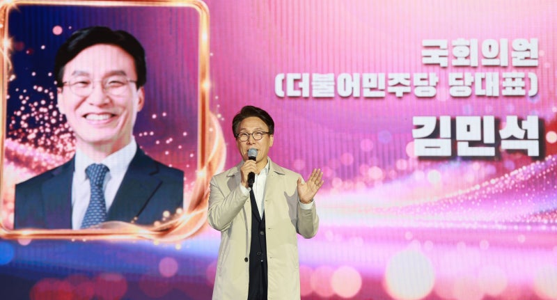 <b>축제</b> 가수 <b>공연</b> 끊고 인사말... <b>김민석</b> 과잉 의전 논란