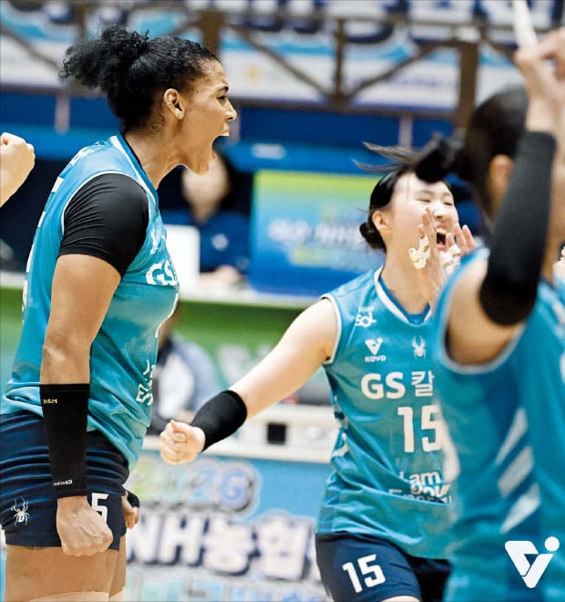 지젤 실바(왼쪽) 등 GS칼텍스 선수들이 18일 프로배구 컵 대회 여자부 결승전에서 기뻐하고 있다. /KOVO