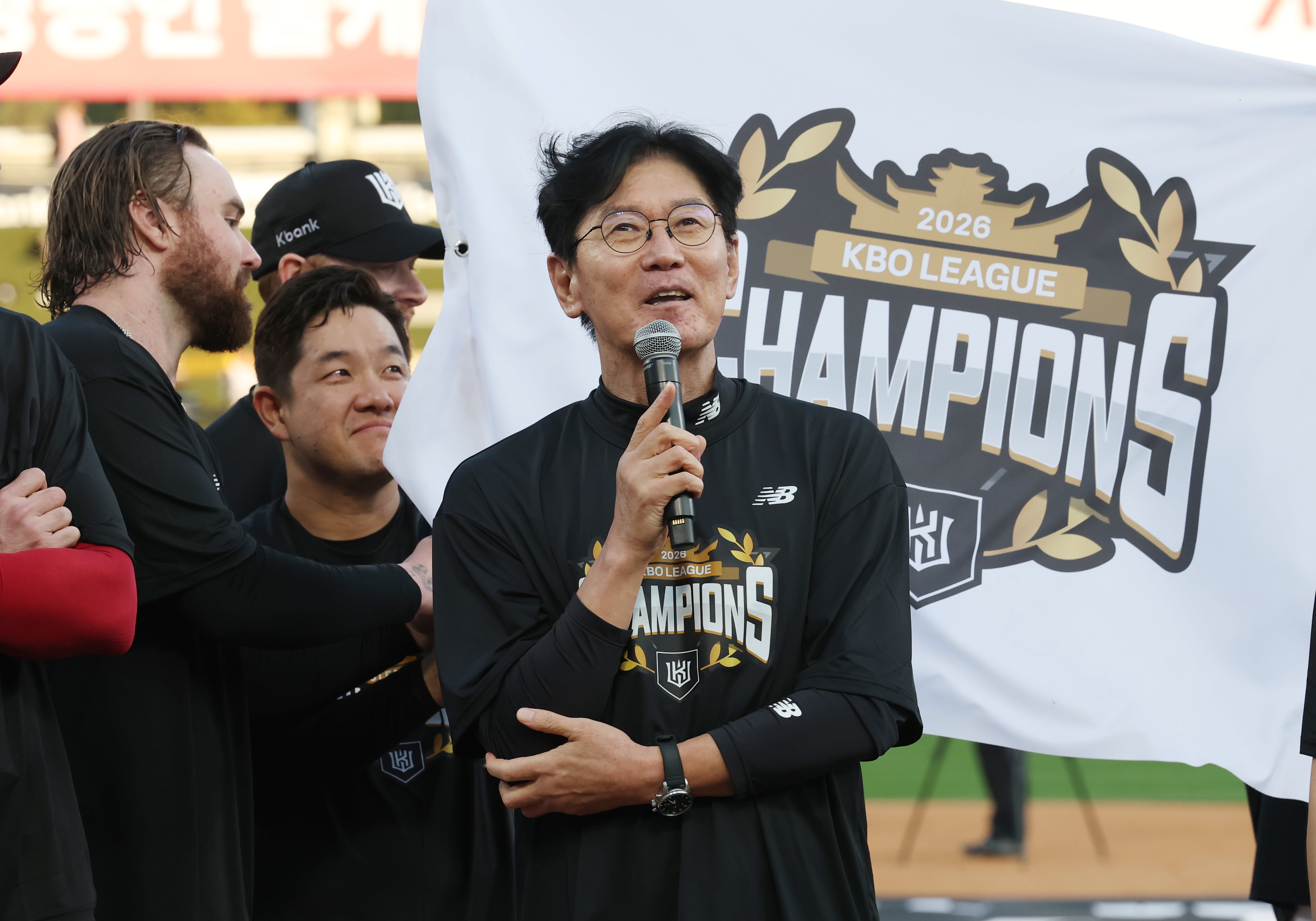 <b>KT</b> 정규시즌 우승 이끈 <b>이강철 감독</b>, 3년 34억원 <b>재계약</b>