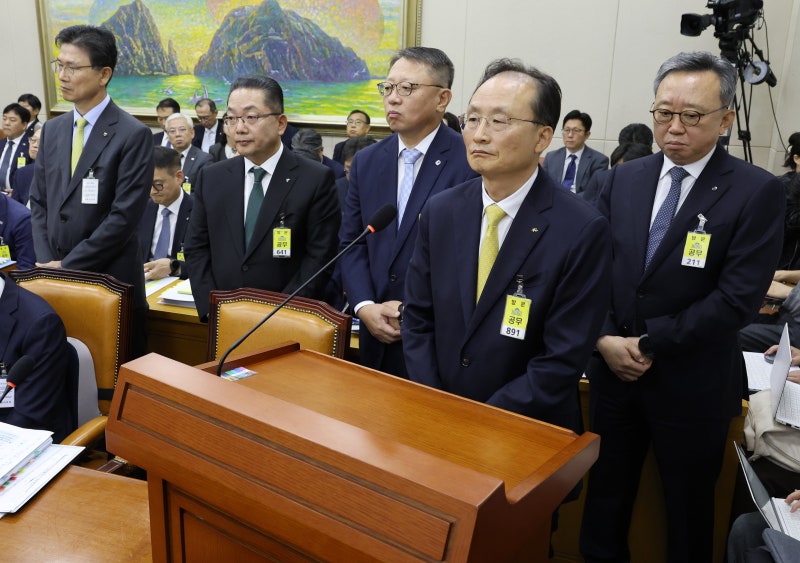 ‘<b>해킹</b> 사태’에 고개 숙인 <b>5대 은행장</b>…“보안 투자 늘리고 재발 방지...