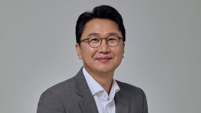 20여년 직원을 양자로 입양... <b>세라젬</b> 창업주, 전문경영인에 회사 넘긴...