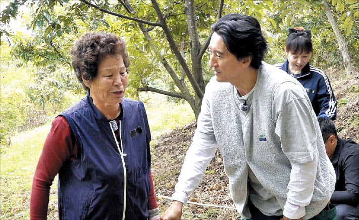 栗林でチェ・ビョンソクさんと言葉を交わすシン・ヒョンジュン