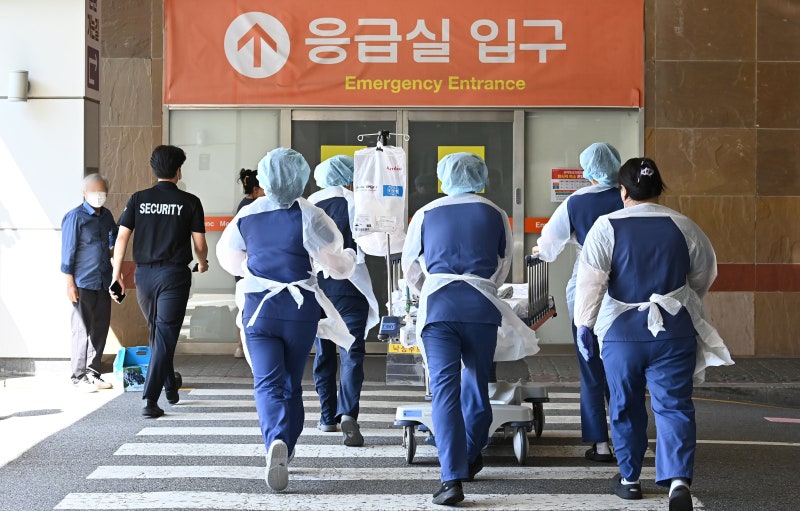 경찰 고위 간부들, 전문의 7명 사의 표명한 <b>아주대병원</b> 방문