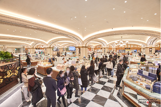 신세계백화점 강남점 지하 1층에 문을 연 ‘스위트파크’에 고객들이 디저트를 구매하기 위해 줄지어 있다. (신세계백화점 제공)