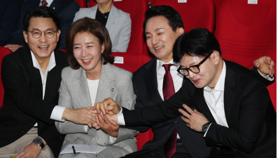 ‘<b>한동훈</b>, 김 여사 <b>문자</b> 읽씹’ 논란…與 전대 점입가경