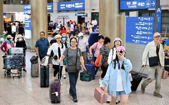 인천국제공항 제1여객터미널로 중국인 단체 관광객들이 입국하고 있다. (매경 DB)