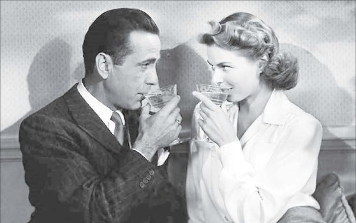 영화 ‘카사블랑카’의 건배 장면. 험프리 보가트는 잉그리드 버그먼과 술잔을 부딪치며 “Here‘s looking at you, kid”라 말한다.<BR> 이 문장은 일본어로 “그대의 눈동자에 건배”로 번역되었다.<BR> 번역 역