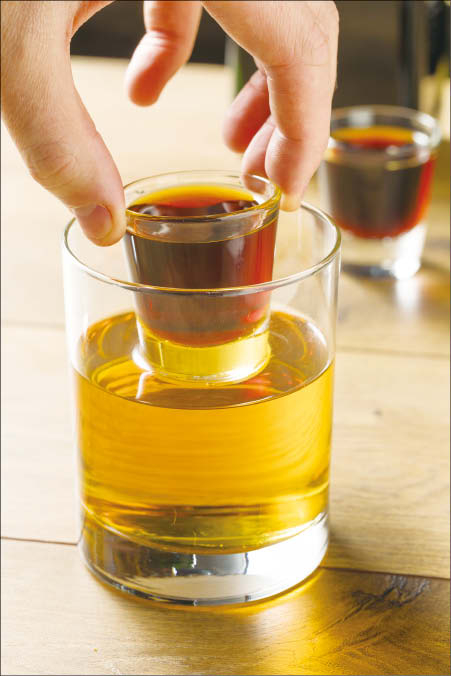 소통과는 아무 상관없는 한국의 ‘폭탄주’. 술 마신 다음 날 ‘아무 기억도 나지 않는다’는 고백은 ‘당신과 술 마신 것은 결코 기억하고 싶지 않아!’라는 뜻이다.<BR>