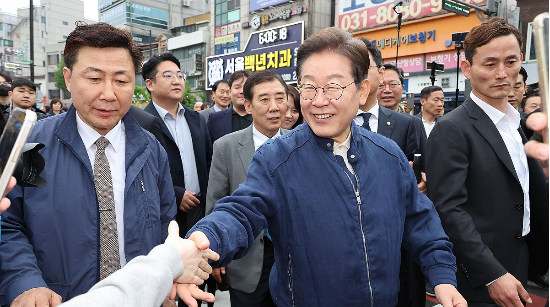 대법원이 이재명 더불어민주당 대선 후보의 공직선거법 위반 사건에 대해 유죄 취지로 파기환송 판결을 한 1일 이 후보가 전국 각지에서 민심을 듣는‘골목골목 경청투어’를 시작하며 경기도 포천에서 시민들과 만나고 있