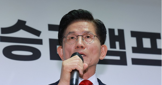 국민의힘 김문수 대선 후보가 8일 서울 여의도 대하빌딩에 마련한 선거 캠프 사무실에서 긴급 기자회견을 열고 후보 단일화에 관한 입장을 밝히고 있다.(사진=연합뉴스)