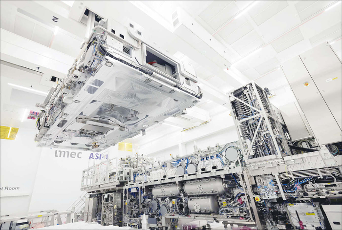 ASML 본사가 위치한 네덜란드 펠트호번에서 차세대 극자외선(EUV) 장비인‘하이 NA EUV’가 조립되고 있다.(로이터=연합뉴스)