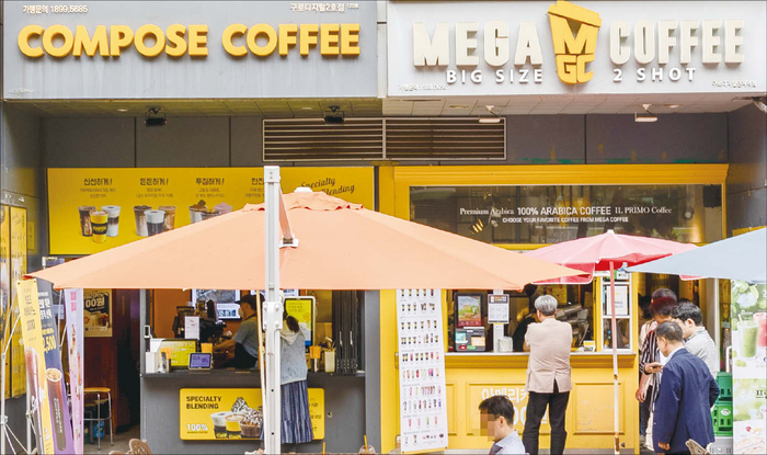  저가커피 업체들은‘효율성’을 무기로 대형 커피 프랜차이즈보다 월등한 수익률을 자랑했다.(윤관식 기자)