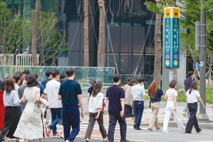 더불어민주당과 국민의힘 모두 주 4.5일제를 공약으로 내걸며 21대 행정부에서 노동 시간 단축이 뜨거운 감자로 떠오를 전망이다.사진은 여의도 직장인.(매경DB)