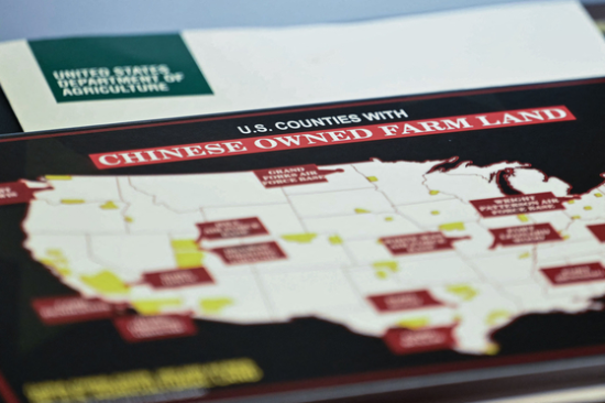 8일 워싱턴DC 백악관에서 진행된 내각 회의에서 중국 자본이 소유한 미국 내 농지 정보가 테이블에 놓여 있다.(사진=AFP연합뉴스)