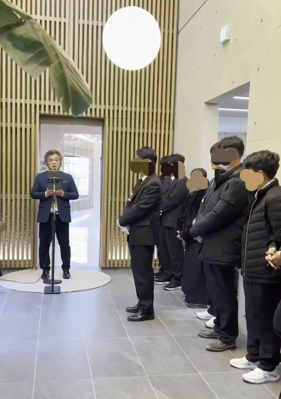  고인의 생전 애창곡을 전속 성악가가 직접 불러주는 서비스로 각광받고 있는 김해 낙원추모공원(낙원추모공원 제공)