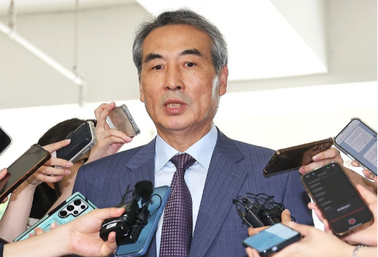 [속보] <b>민중기</b> 특검 “<b>주식</b>거래 <b>논란</b> 죄송…위법사항 없어”
