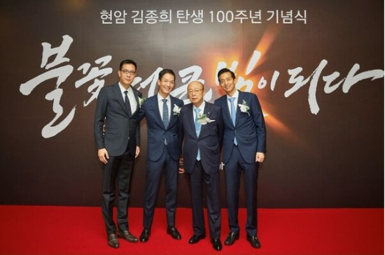 지난 2022년‘현암 김종희 회장 탄생 100주년 기념식’에서 김승연 한화그룹 회장이 세 아들과 기념 사진을 촬영하고 있다.(왼쪽부터) 김동선 한화갤러리아 부사장,김동원 한화생명 사장,김승연 회장,김동관 
