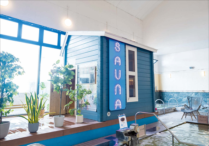  낡은 지방 온천 시설에 현대적인 카페·서가·라운지를 결합해 복합문화 공간으로 바뀐‘오후로카페 우타타네.(온천도장 제공)