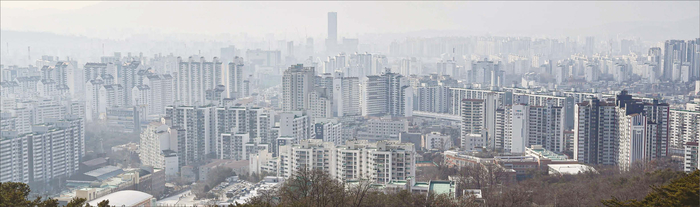  정부가 재건축 안전진단 면제·용적률 완화 등을 내용으로 하는 노후계획도시 특별법 적용 대상을 확대하기로 했다.사진은 노후계획도시 특별법 적용 대상인 서울 노원구 상계동 일대 모습.(연합뉴스)