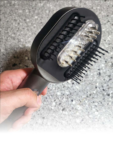  기자가 사용해본 클럭 두피 마사지기,한 손에 착 감기는 그립감이 꽤 좋다.(조동현 기자)