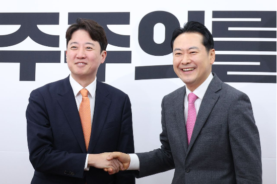  장동혁 국민의힘 대표와 이준석 개혁신당 대표가 13일 서울 여의도 국회에서 회동하고 있다.(사진=뉴스1)