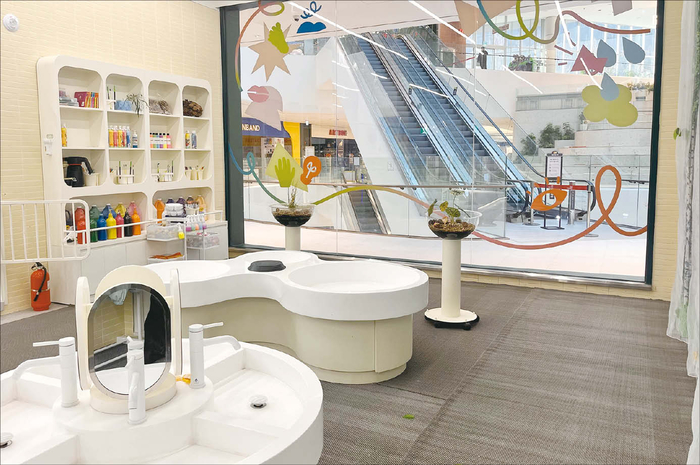  커넥팅더닷츠는 아파트 단지 내 빈 커뮤니티 시설이나 상가 공실을 아이 돌봄 공간‘째깍섬’으로 바꿔,사회적 결핍을 해결하는 동시에 건물 가치를 높였다.사진은 지난해 12월 초 문을 연 경기 파주‘째깍다감 스타