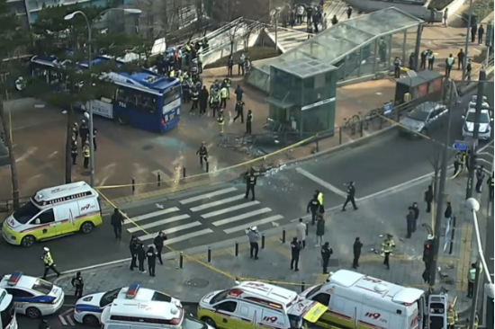 16일 서울 서대문역 사거리에서 버스가 돌진해 부상자가 발생했다. (사진=폐쇄회로(CC)TV 화면 캡처)