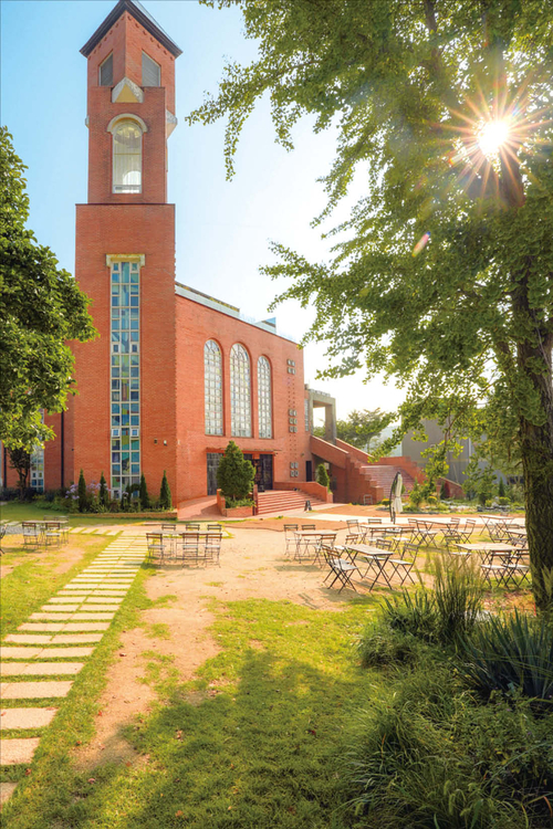  교회 건물을 허물지 않고 카페 겸 복합 문화 공간으로 재탄생시킨 인천 영종도‘메이드림.(메이드림 홈페이지 제공)