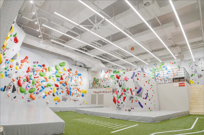  서울 종로구‘CGV 피카디리1958’은 일부 상영관의 높은 층고를 살려 클라이밍짐(피커스 클라이밍)으로 운영 중이다.사진은 피커스 클라이밍 종로점 내부.(피커스 클라이밍 제공)