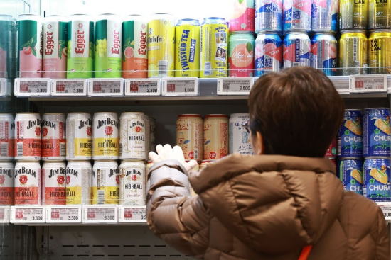 서울시내 한 마트의 하이볼 코너에서 한 시민이 제품을 고르고 있다. (사진=연합뉴스)