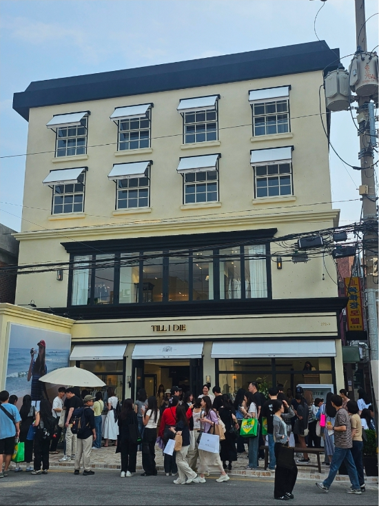  서울 성수동 매장에는 연일 외국인 고객이 줄을 서는 진풍경이 벌어진다.(사진=제이엔케이코퍼레이션 제공)