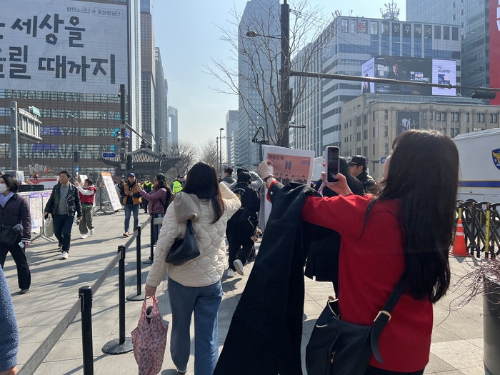  방탄소년단(BTS)의 컴백 공연을 보러 광화문광장으로 모여든 여행객이‘인증샷’을 찍고 있다.(이채원 기자)