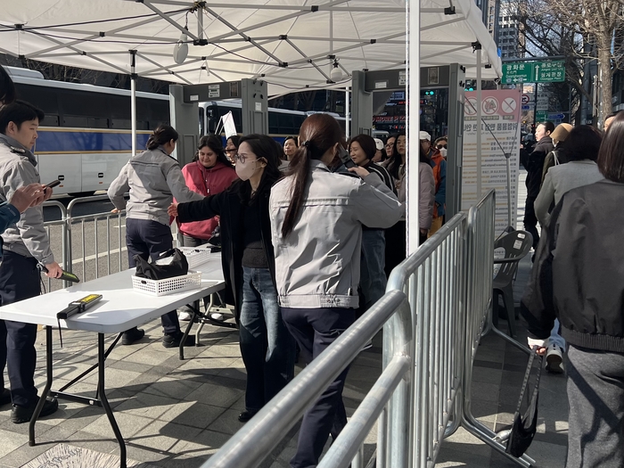  광화문 각 주변에는 보안검색대를 설치해 엄격히 관리하고 있다.금속탐지기를 사용해 위험 물품 소지 여부를 확인한다.(이채원 기자)