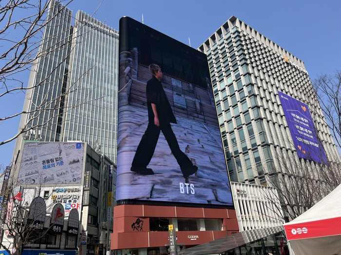  광화문광장 한가운데 위치한 건물 외벽에는 BTS의 공연을 기념하는 영상이 재생되고 있다.(이채원 기자)