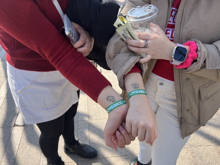  놀(NOL) 티켓을 통해 공연 예매에 성공한 관광객이 입장 팔찌를 보여주고 있다.(이채원 기자)