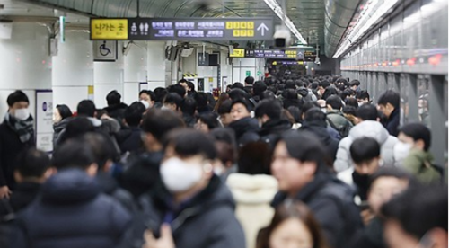  직장인 출근길에 붐비는 서울 광화문역.(사진=연합뉴스)