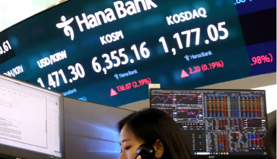  코스피가 장중 사상 최고치를 경신한 21일 오전 서울 중구 하나은행 본점 딜링룸. (뉴스1)