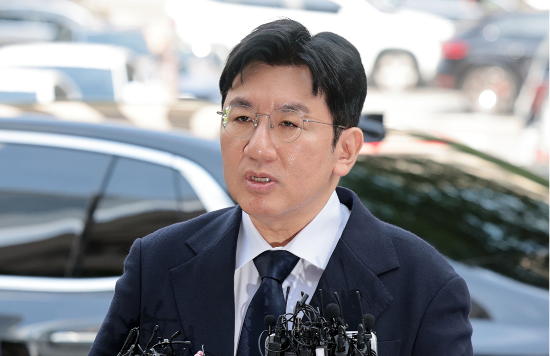  지난 2025년 9월 15일  방시혁 하이브 의장이 서울 마포구 서울경찰청 금융범죄수사대에 피의자 신분으로 출석해 취재진 질문에 답하고 있다. (사진=연합뉴스)