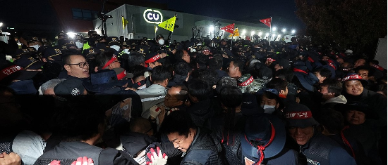  20일 오후 경남 진주시 정촌면 BGF로지스 진주센터에서 화물연대 관계자가 센터 입구로 진입하려는 과정에서 경찰과 대치하고 있다. (연합뉴스)