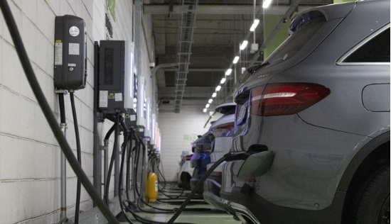  지난 19일 오후 서울 시내의 한 전기차 충전소에서 전기차량들이 충전을 하고 있다. (뉴시스)