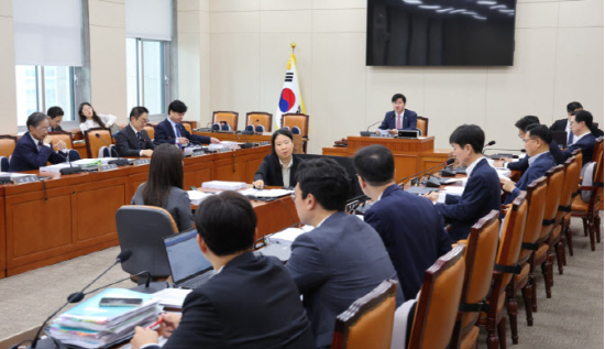  박상혁 소위원장이 12일 서울 여의도 국회에서 열린 정무위원회 법안심사제1소위원회를 주재하고 있다.(뉴스1)
