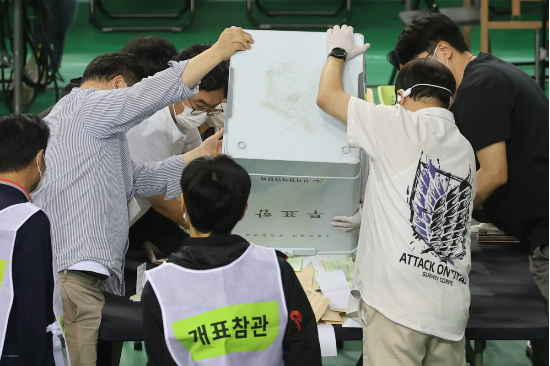‘밤샘 대치’ 잠실 투표함 열렸다…오세훈 1.15%p차 승리