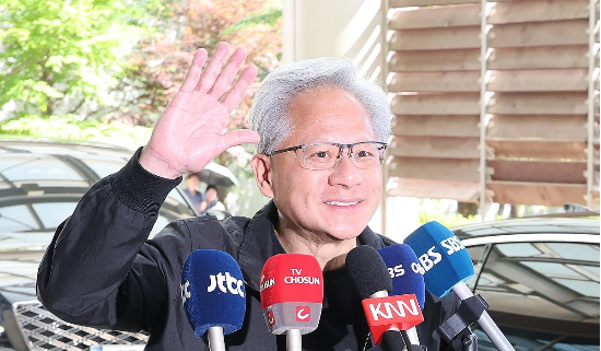 젠슨 황, 출국길서 “한국과 함께 AI 산업 키워나갈 것”