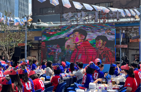 “대한민국 이겼다!” 식당 가득 메운 함성…‘카스 뷰잉펍’ 가보니