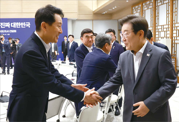  이재명 대통령과 오세훈 서울시장의 부동산 정책은 공급 확대라는 목표는 같지만 방법론은 다르다.사진은 지난해 8월 이 대통령이 서울 용산 대통령실 청사에서 열린 전국 시도지사 간담회에서 오세훈 서울시장과 인사하고 