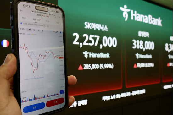삼성전자와 SK하이닉스 단일종목 레버리지 ETF가 상장됐던 지난달 27일 서울 중구 하나은행 딜링룸. (뉴시스)